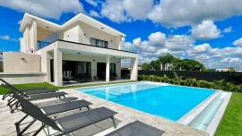 Hermosa villa de nueva construcción con vistas al campo de golf de 4 habitaciones y piscina privada