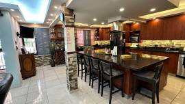 vendo casa de dos niveles en arroyo hondo III cerca a pocos metros de la embajada americana