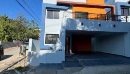 Vendo casa de dos Niveles Residencial Los Hidalgos Km14 Autopista Duarte