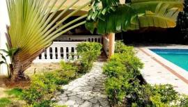 ESPECTACULAR VILLA CON JACUZZI Y PISCINA